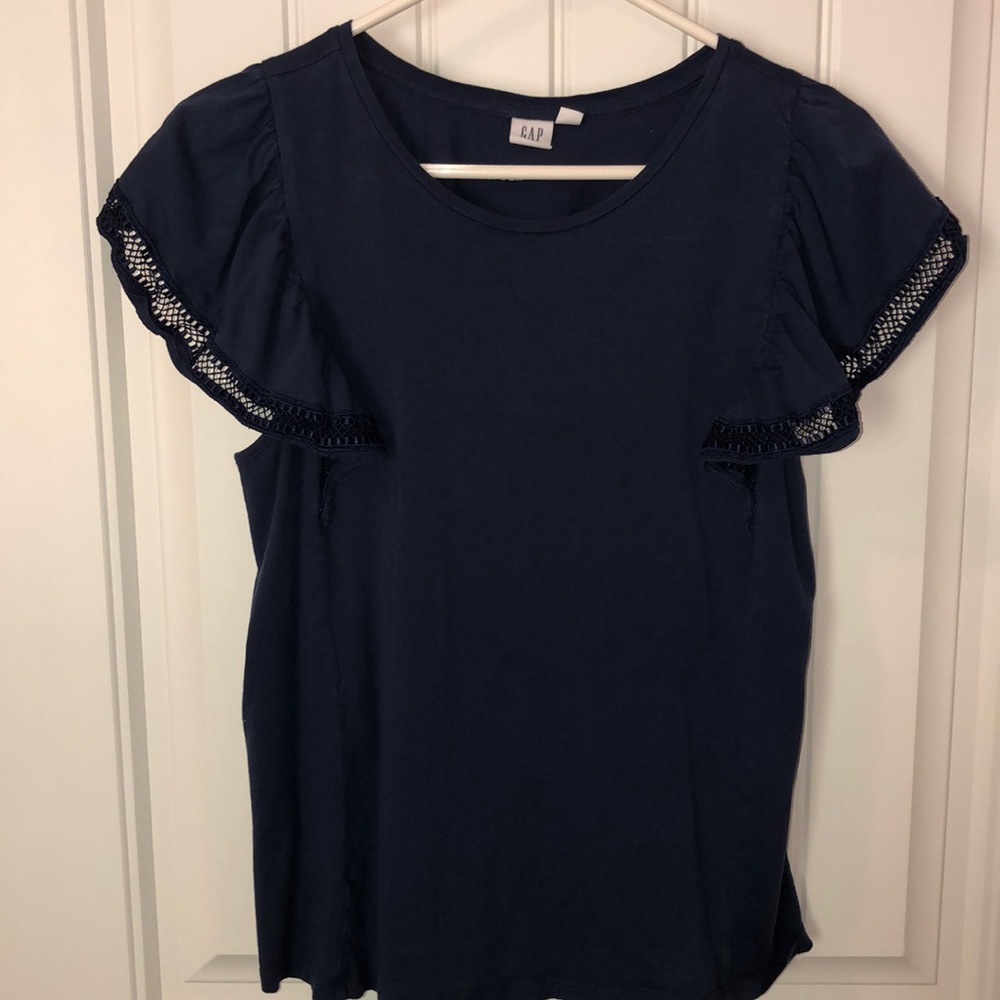 Cute GAP top with beautiful sleeves!